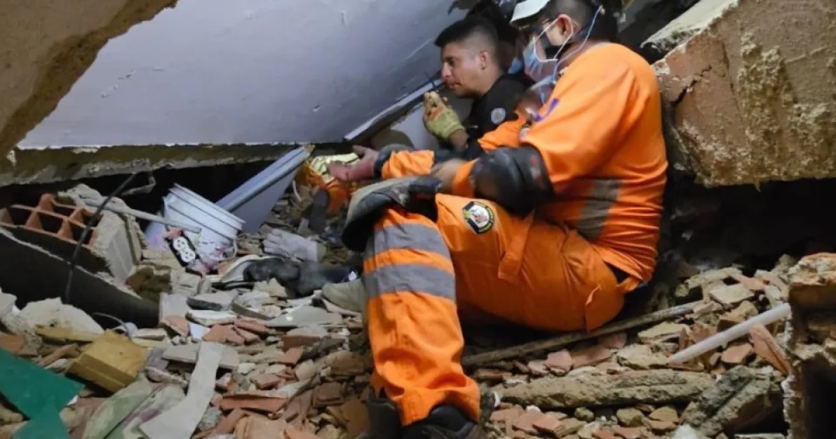 Equipo salvadoreño rescata con vida a joven de 21 años atrapado entre escombros de edificio colapsado tras devastadores terremotos en Venezuela