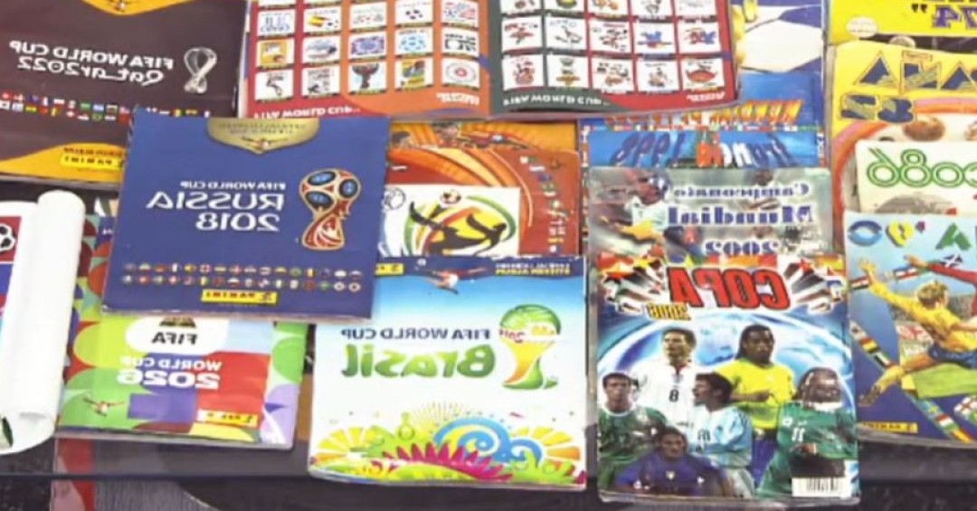 Coleccionista salvadoreño muestra álbumes Panini de todos los mundiales desde 1970 hasta 2026