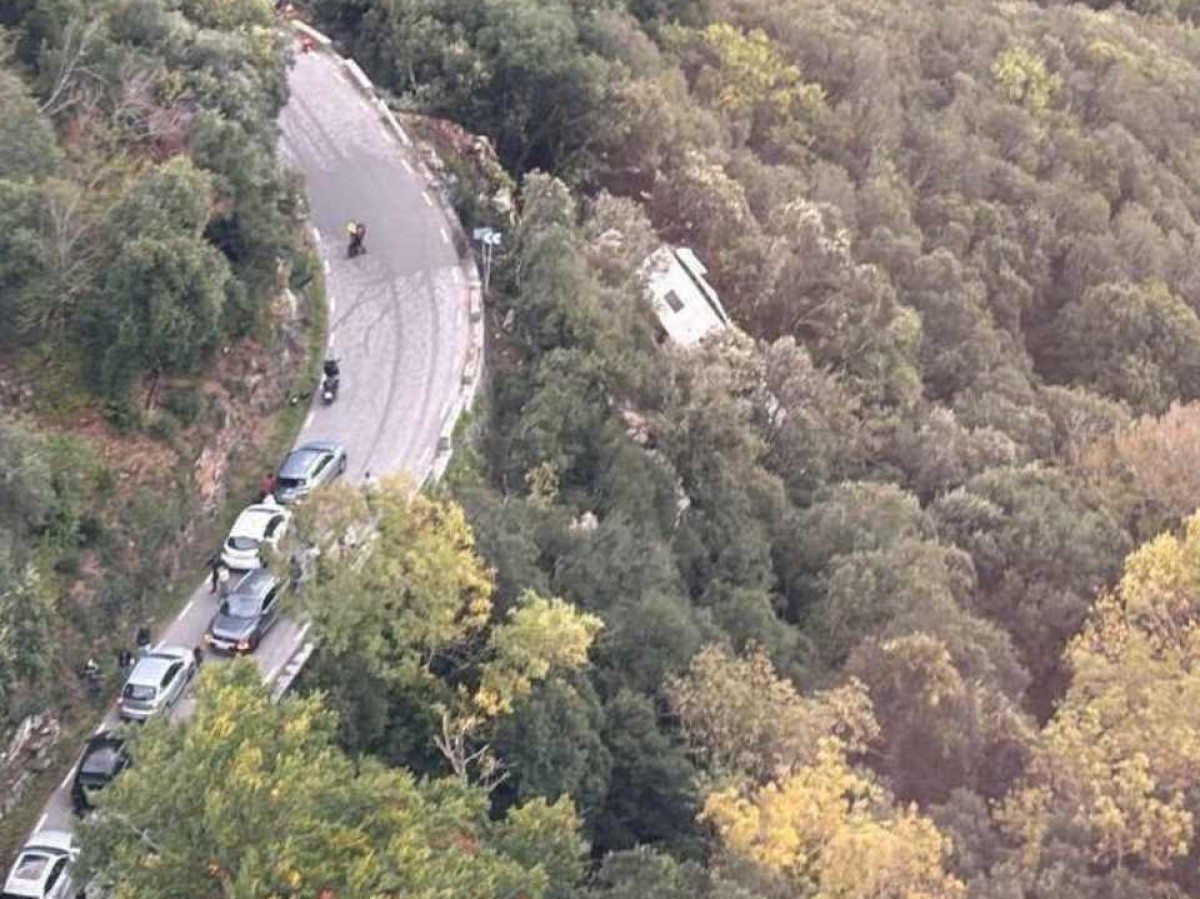Autobús cae por barranco en Barcelona y deja 83 heridos