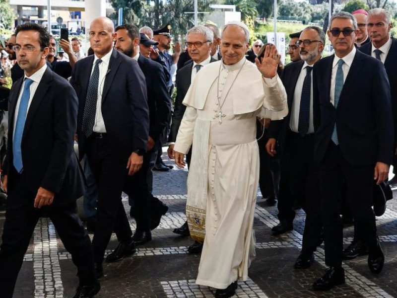 Papa León XIV llega caminando al hospital para cirugía de pulmón