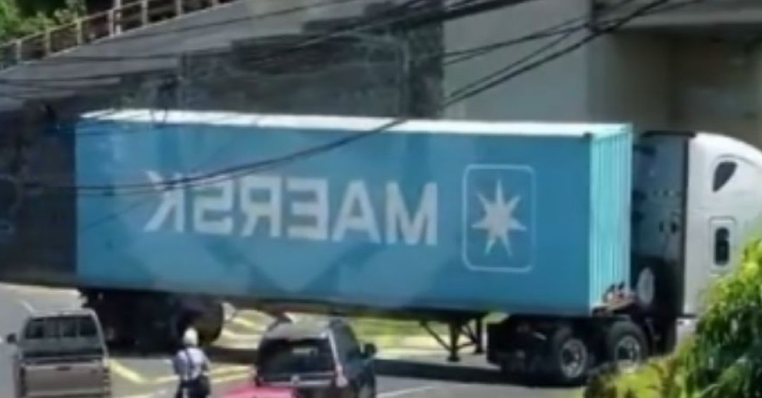 Cámaras captan maniobra peligrosa de rastra en redondel Utila