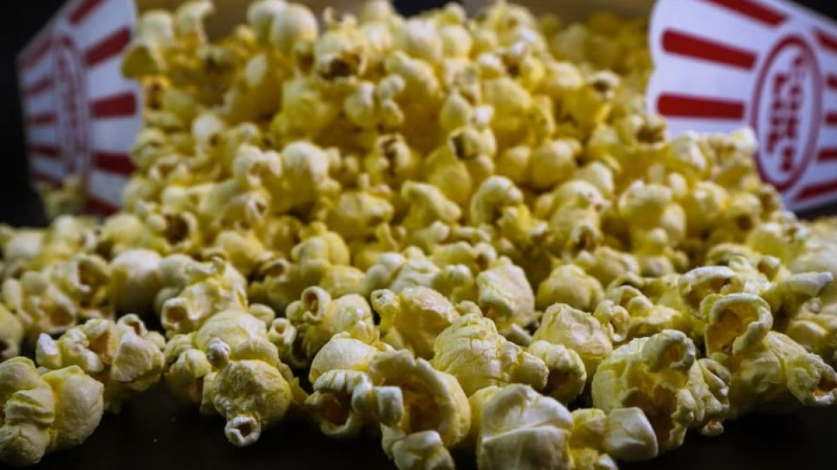 Las palomitas de maíz explotan por el agua que tienen dentro del grano