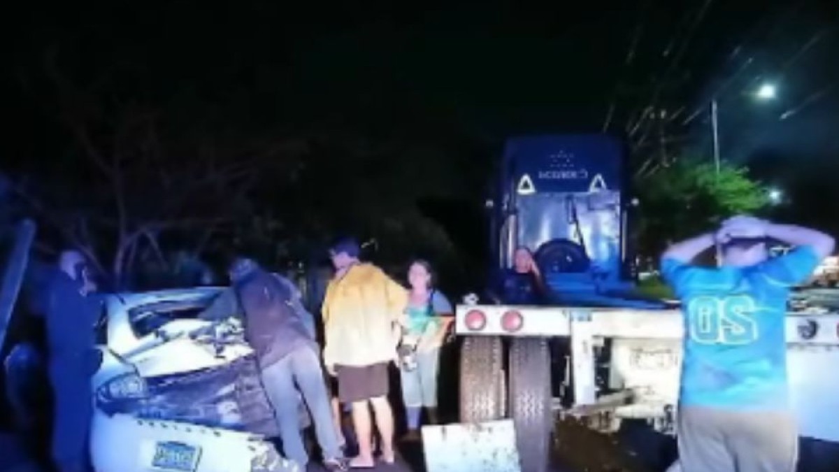 Adolescente de 17 años muere tras impactar vehículo contra rastra en carretera hacia Acajutla