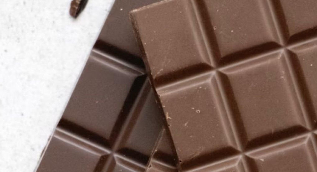 Alimentos para reducir la ansiedad: chocolate, nueces y banano son aliados