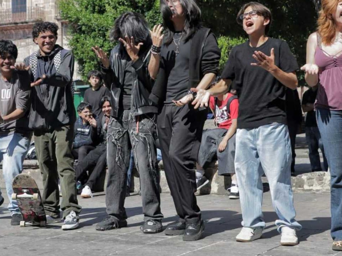 Batallas de aura, la tendencia viral que ya tomó las calles