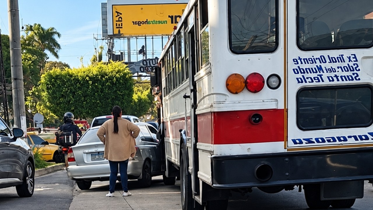Imprudencia: conductora quiso incorporarse a la vía y es impactada por un bus