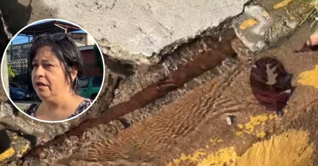 Fuga de agua potable en colonia Layco de San Salvador alerta a una familia por cárcava