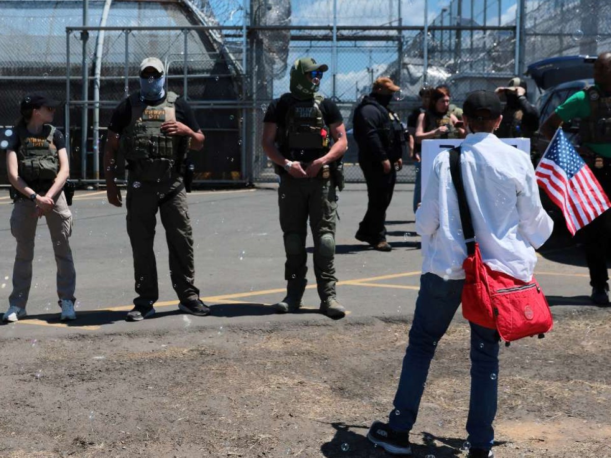 EE. UU. deporta a 100 salvadoreños en un solo vuelo desde Luisiana