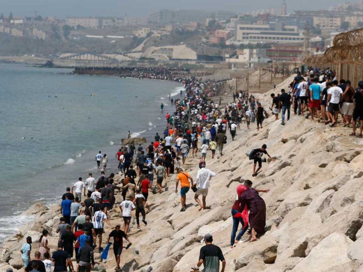 Miles de migrantes desbordan la frontera de Ceuta, España