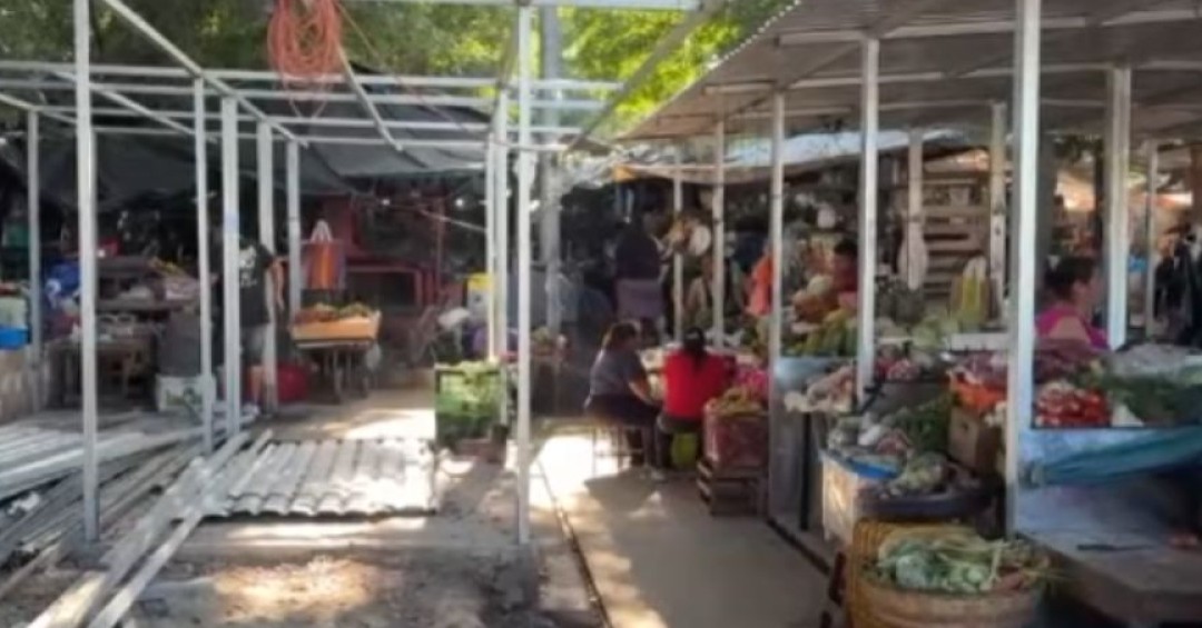 Reubicación de comerciantes en La Libertad Oeste genera caída de ventas y preocupación