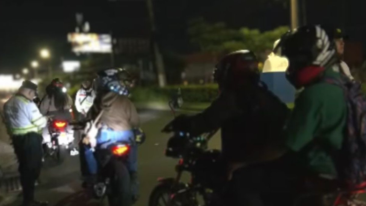 Motociclistas bajo control: despliegan dispositivo para verificar licencias y documentos - Canal 12 de El Salvador