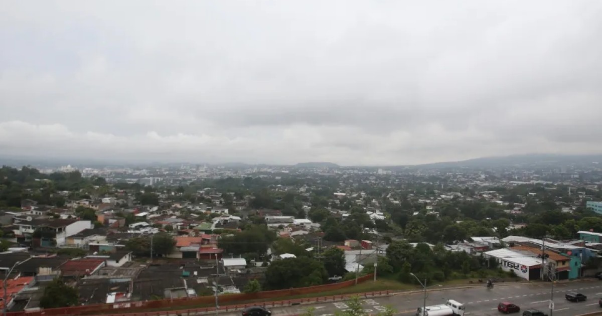 Una vaguada en Centroamérica y una onda tropical: los sistemas que influencian El Salvador estos días