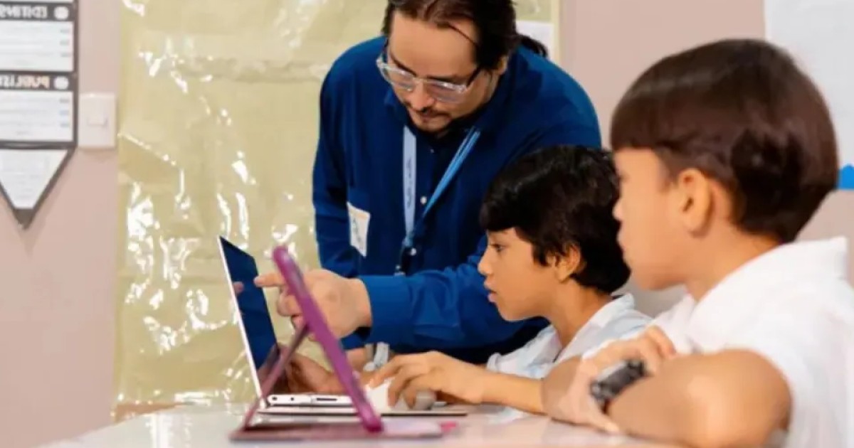 Docentes salvadoreños cuestionan contratación de tutores presenciales