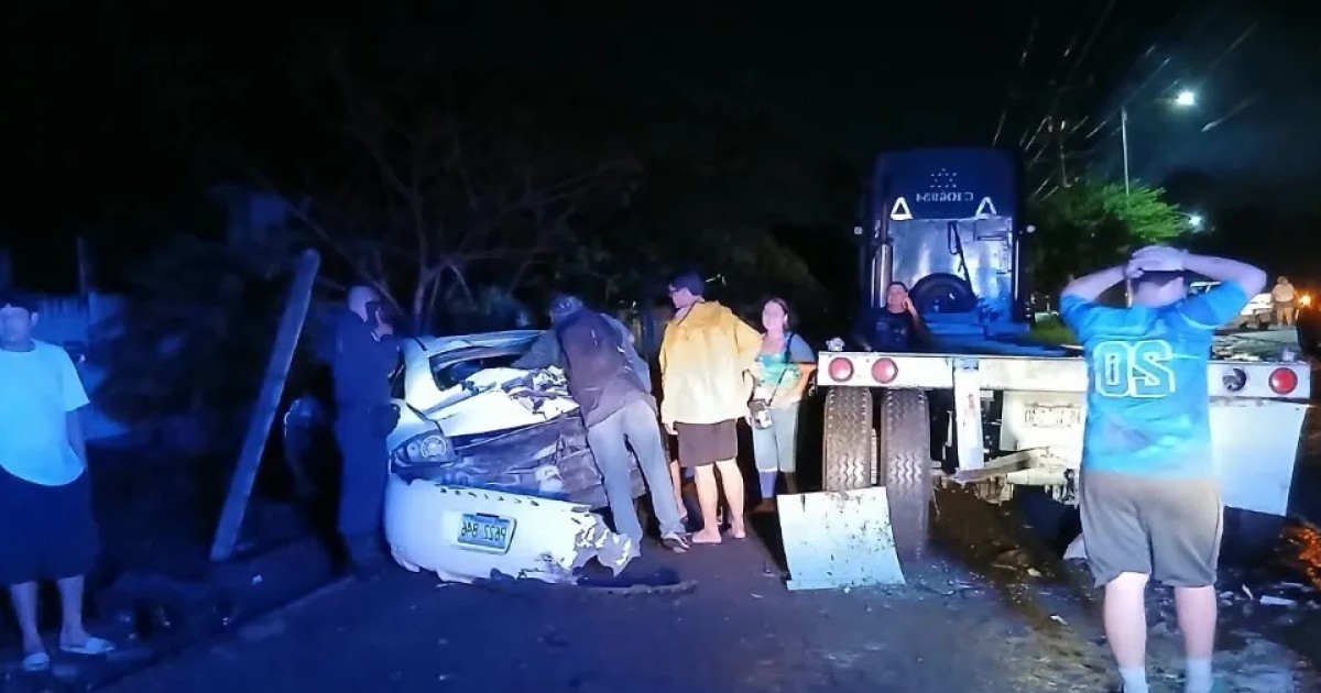 Tres adolescentes a bordo de un vehículo chocan contra rastra: uno murió, otro sufrió lesiones y el conductor fue retenido