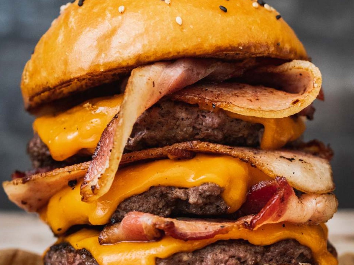¿Pedir una hamburguesa triple te hace interesada? La historia que desata un intenso debate en redes