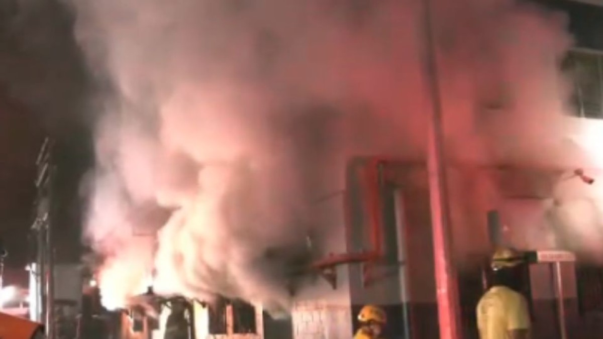 Incendio consume alrededor de 75 puestos del mercado municipal de Ciudad Arce - Canal 12 de El Salvador