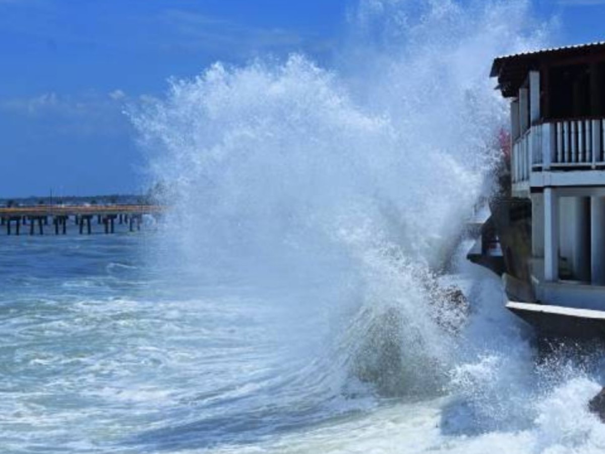 MARN advierte oleaje más rápido y alto en playas de El Salvador por mar de fondo