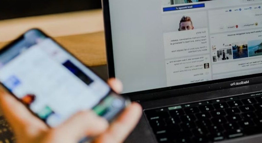 Psicóloga explica por qué cuesta dejar de monitorear las redes sociales de un ex