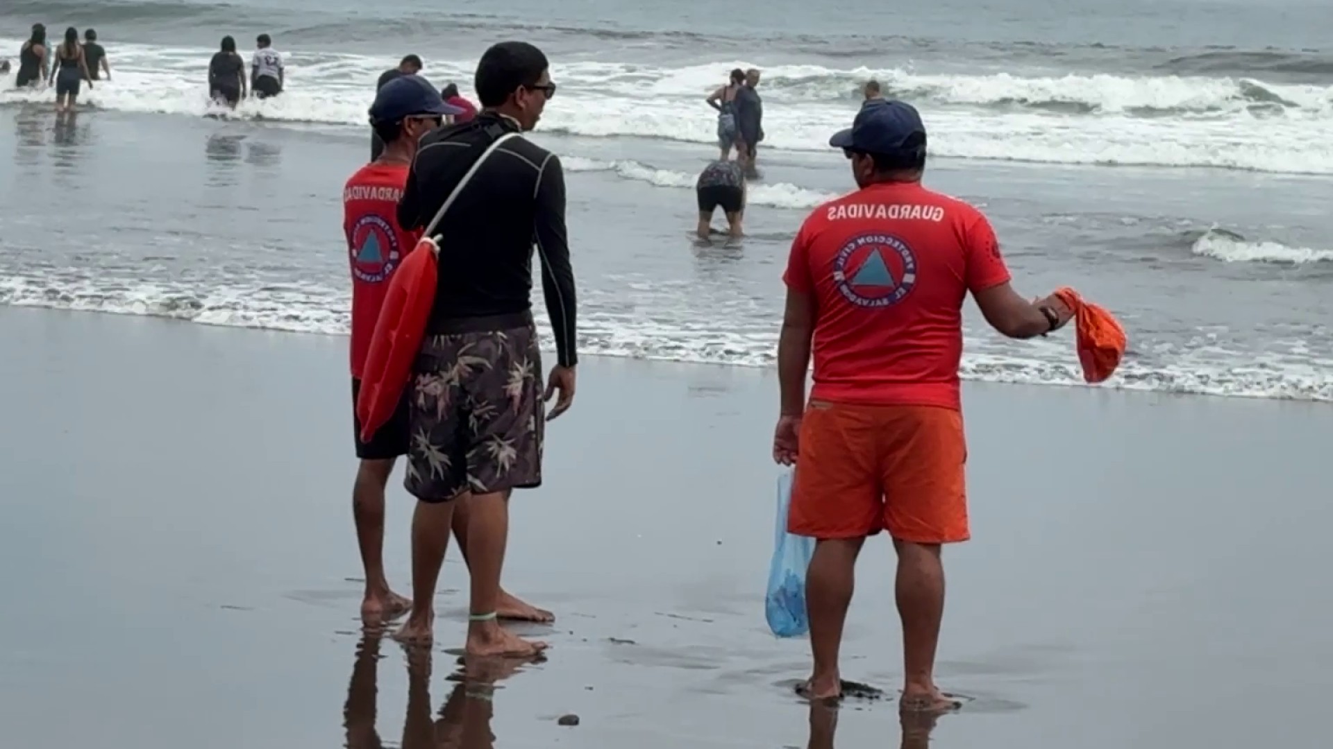 Salvadoreños disfrutaron el día de asueto en la playa