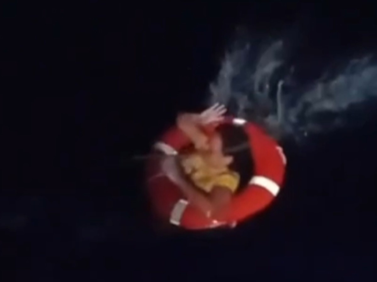 Video | Salvadoreña es rescatada tras caer al mar desde un crucero en Grecia