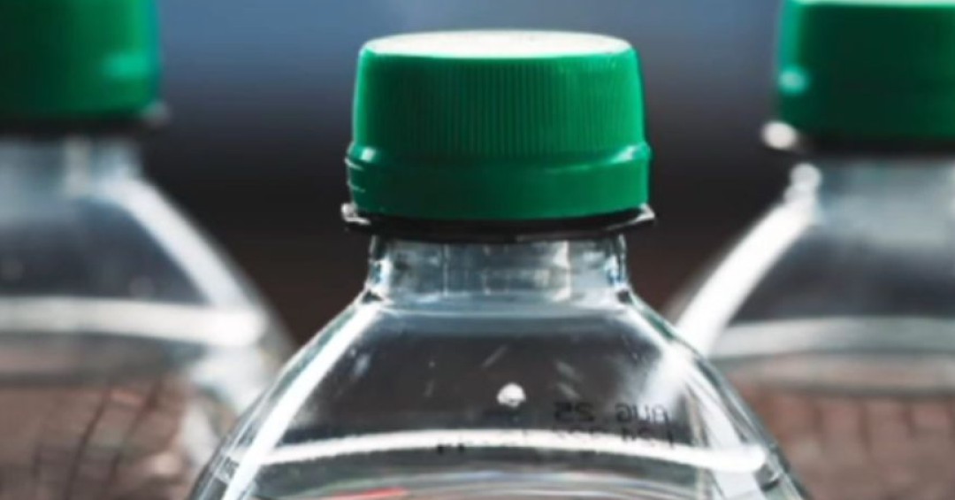 Lleva siempre una botella de agua: el hábito que mejora tu energía y concentración