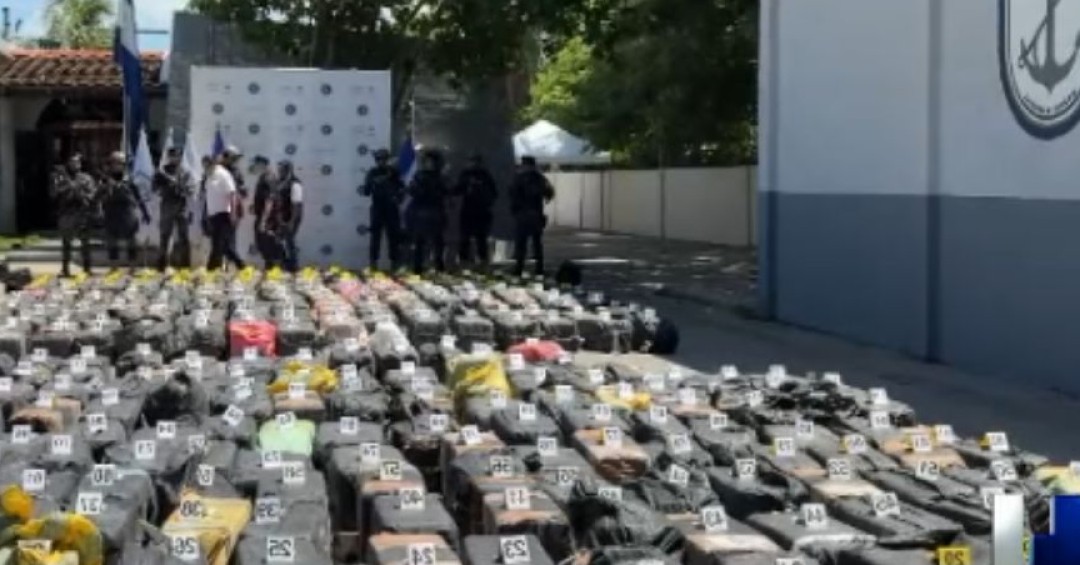 Marina intercepta dos embarcaciones con más de 6 toneladas de cocaína