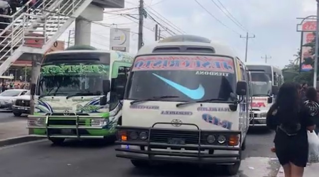 Paradas prolongadas de buses y microbuses complican el tráfico en Soyapango
