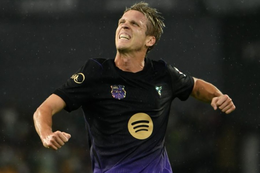 Dani Olmo, centrocampista del Barcelona, estará un mes de baja por una lesión en el aductor