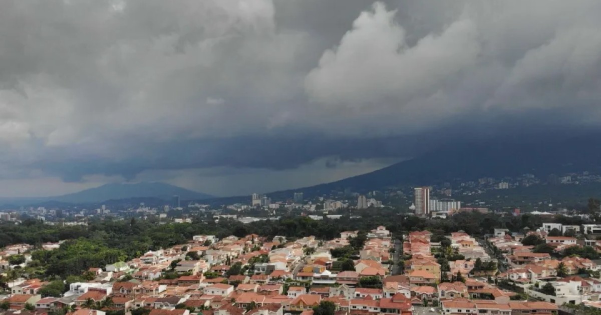 Lluvias continuarán el miércoles, con vientos de hasta 50 km/h y granizo en partes de El Salvador