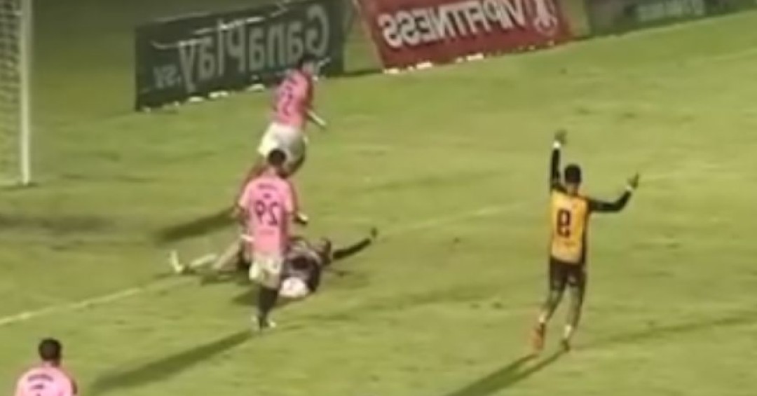 Federación Salvadoreña de Fútbol sanciona al árbitro Fermín Morales por no marcar un penal