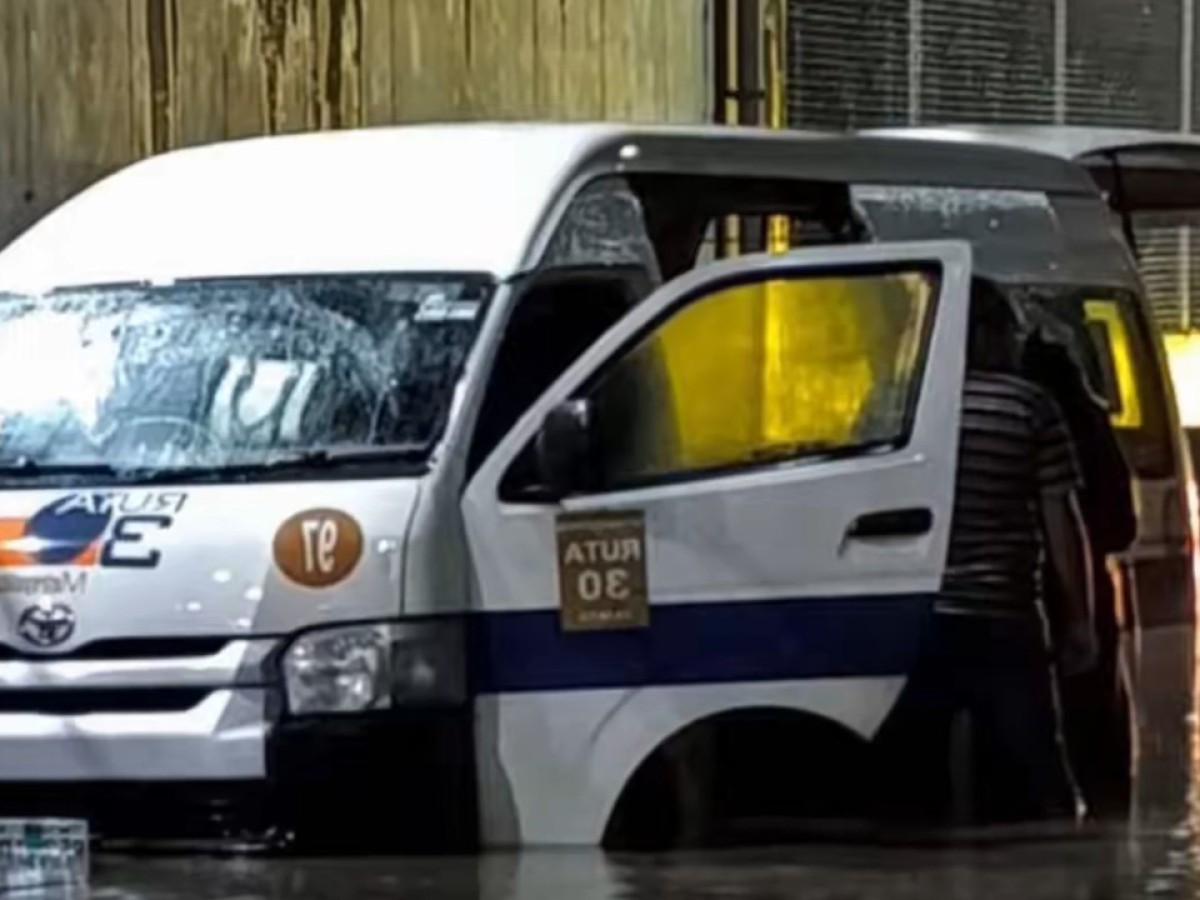 Seis pasajeros mueren en transporte público inundado en México