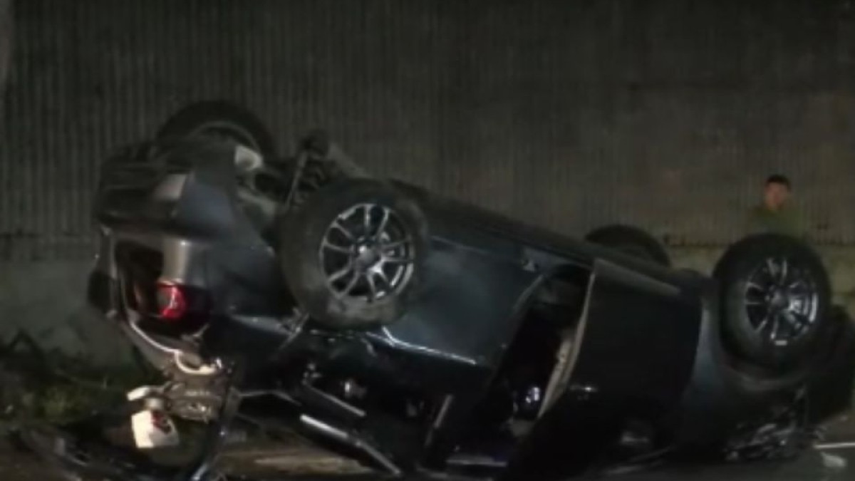 Choque entre dos vehículos deja un automóvil volcado en la colonia Escalón