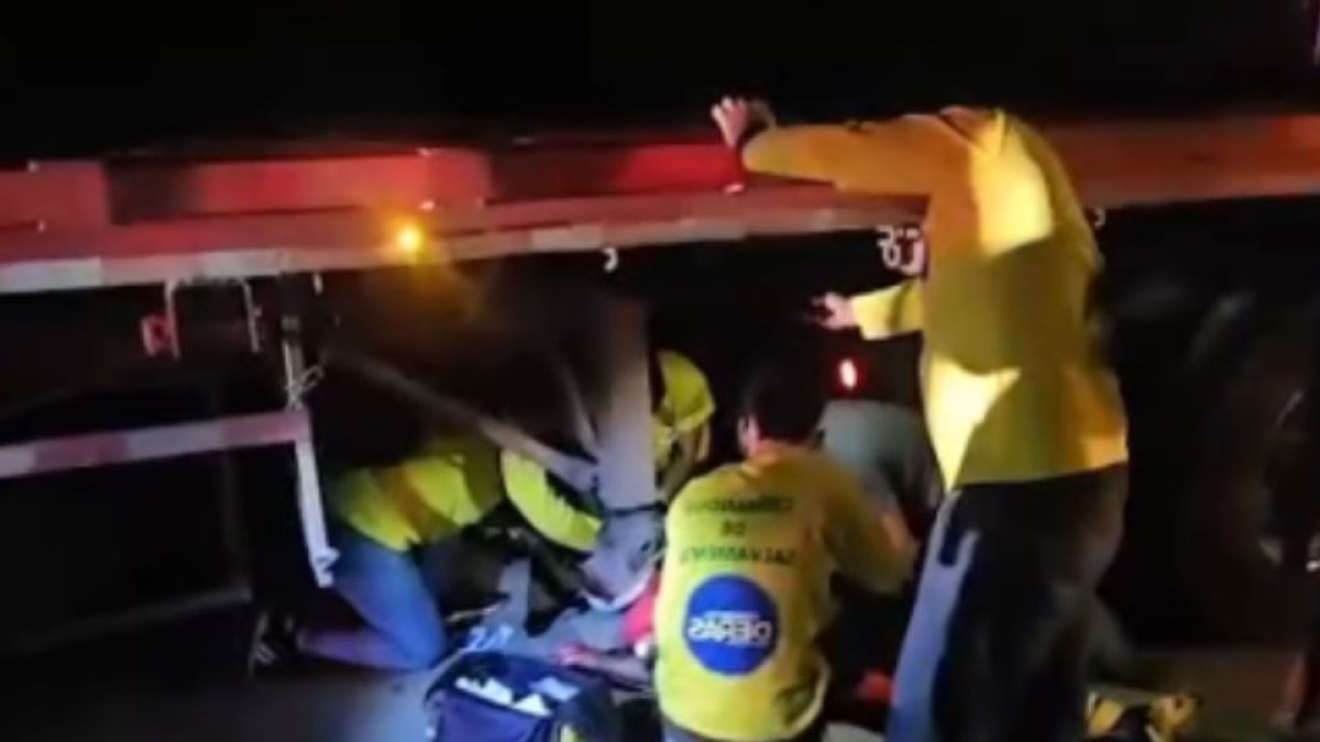 Motociclista resulta herido tras quedar atrapado entre las llantas de una rastra