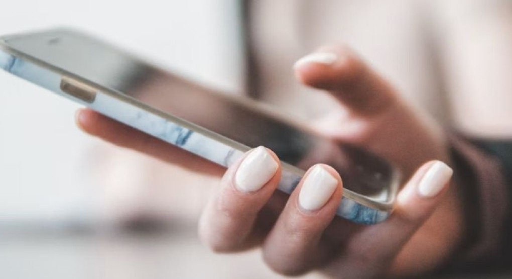 El celular como tercero en la relación: cómo el «phubbing» afecta la comunicación de pareja
